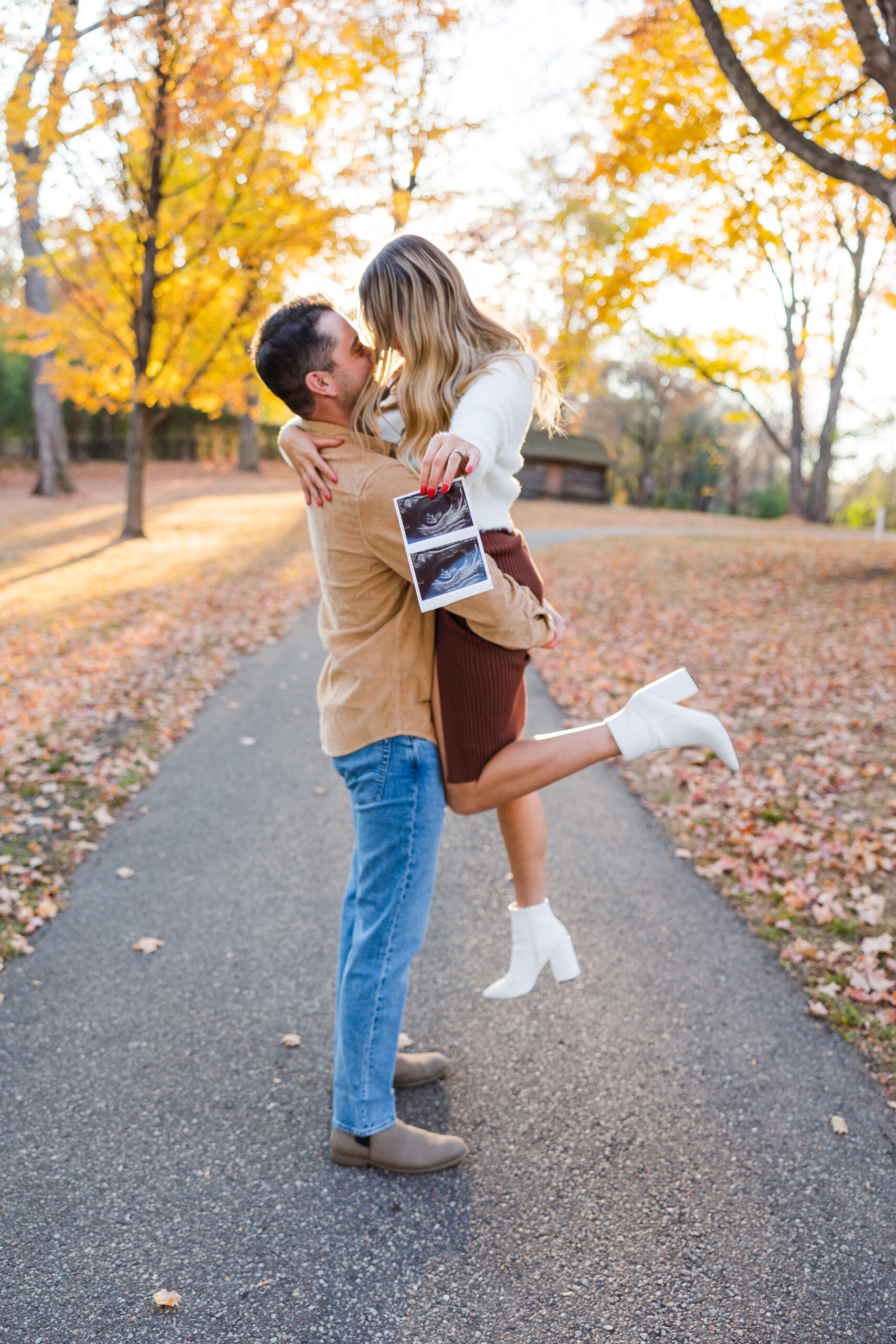 couple poses for pregnancy announcement photography session. jennifer kamen photography